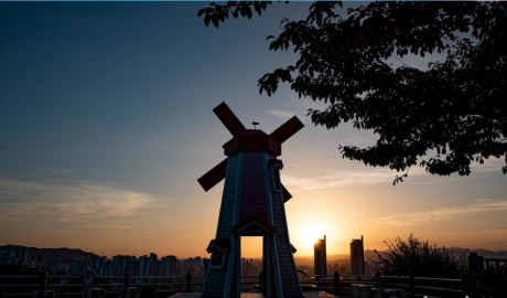 풍차 뒤로 해지는 풍경